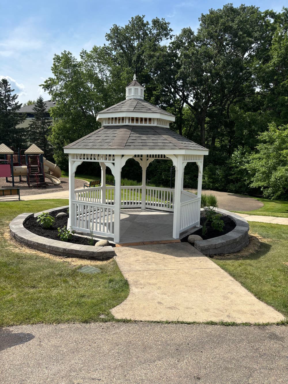 Gallery photos for Unilock Retaining Wall and plantings in Rosemount MN: Image #1