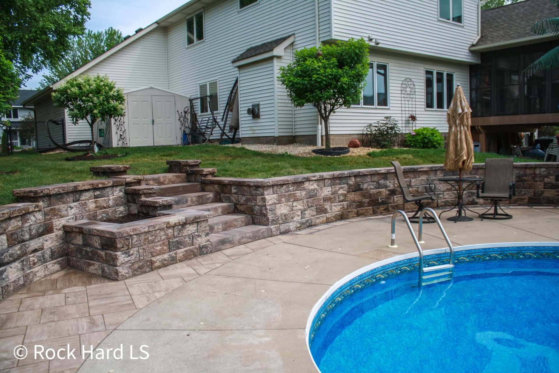 Gallery photos for Old Block Wall Replaced With County Splitface Retaining Wall and Paver Patio: Image #2