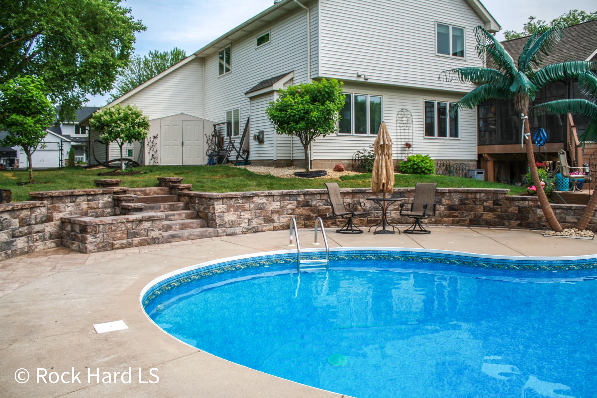 Gallery photos for Old Block Wall Replaced With County Splitface Retaining Wall and Paver Patio: Image #1
